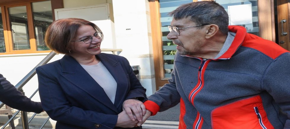 BAŞKAN ESİN KÖYMEN’DEN DUAYEN SANATÇIYA ZİYARET 