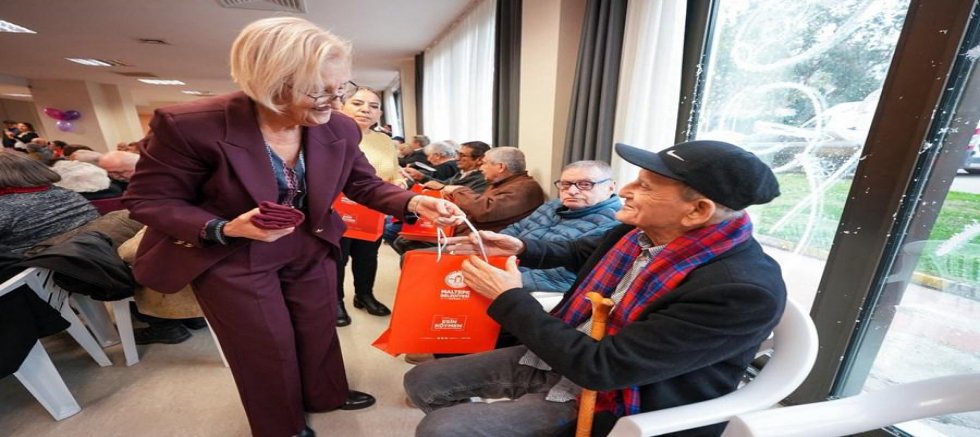 HUZUREVİ SAKİNLERİNE YENİ YIL ZİYARETİ 