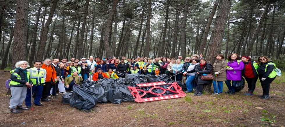 MALTEPE’DE, BELEDİYE-GÖNÜLLÜ İŞ BİRLİĞİYLE ORMANLIK ALAN ÇÖPLERDEN ARINDIRILDI 