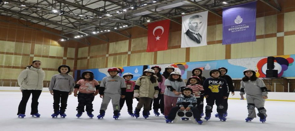 MALTEPELİ ÇOCUKLAR TATİLİN KEYFİNİ BUZ PİSTİNDE ÇIKARDI
