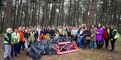 MALTEPE’DE, BELEDİYE-GÖNÜLLÜ İŞ BİRLİĞİYLE ORMANLIK ALAN ÇÖPLERDEN ARINDIRILDI 