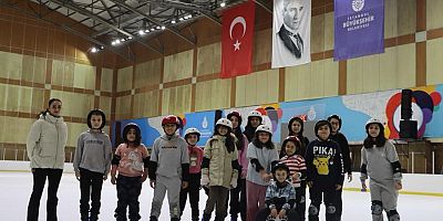 MALTEPELİ ÇOCUKLAR TATİLİN KEYFİNİ BUZ PİSTİNDE ÇIKARDI